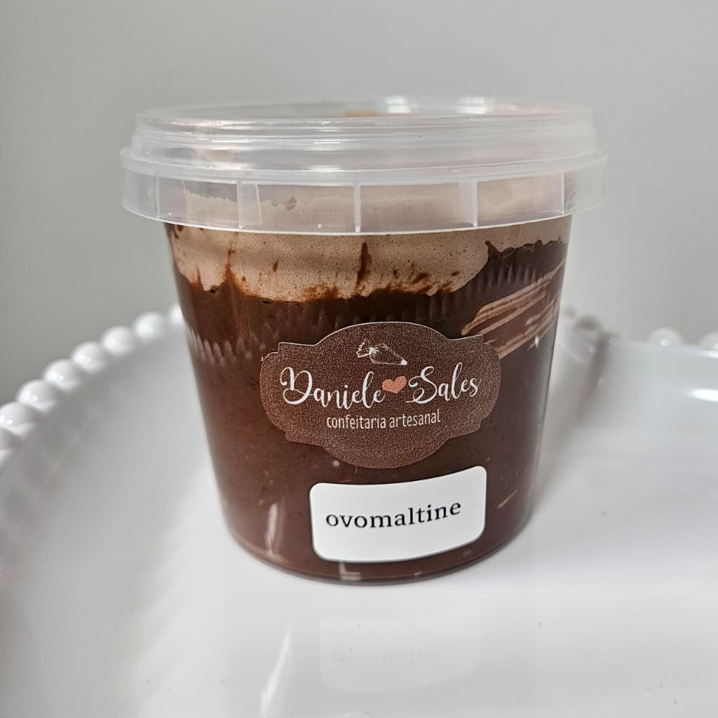 Sorvete artesanal, com base de chocolate 50% leite em pó, leite condensado, creme de leite, leite, para saborizar ovomaltine em flocos e creme de ovomaltine,
