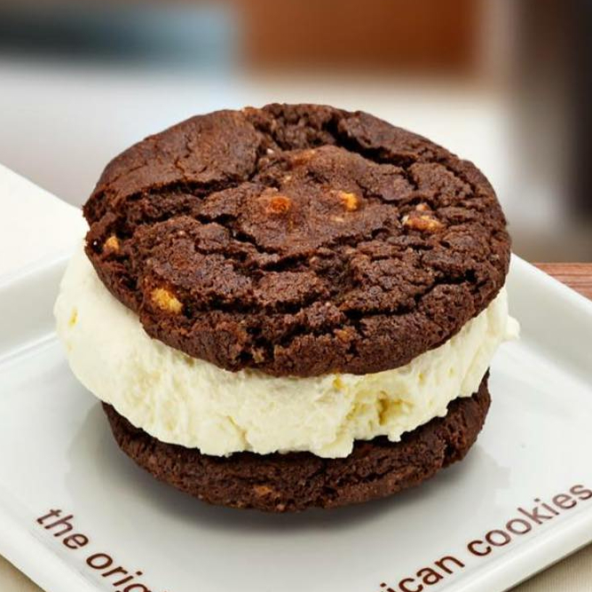 Alguém um Dia pensou: e se a gente juntasse dois cookies e colocasse recheio no meio? Essa ideia de milhões virou o nosso cookie sandwich G: dois cookies clássicos recheados com doce de leite, Nutella ou sorvete. Brilhante, não é?