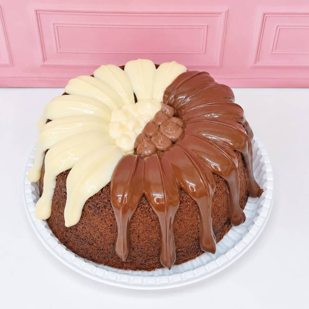 Massa de chocolate 50%, com cobertura cremosa de brigadeiro ao leite e brigadeiro de Ninho.