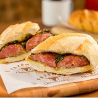 Pão francês, linguiça toscana, queijo cheddar, um toque de aioli e nosso molho chimichurri.