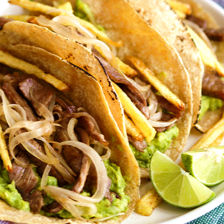 K TACO BISTEC ENCEBOLLADO CON PAPAS + POSTRE