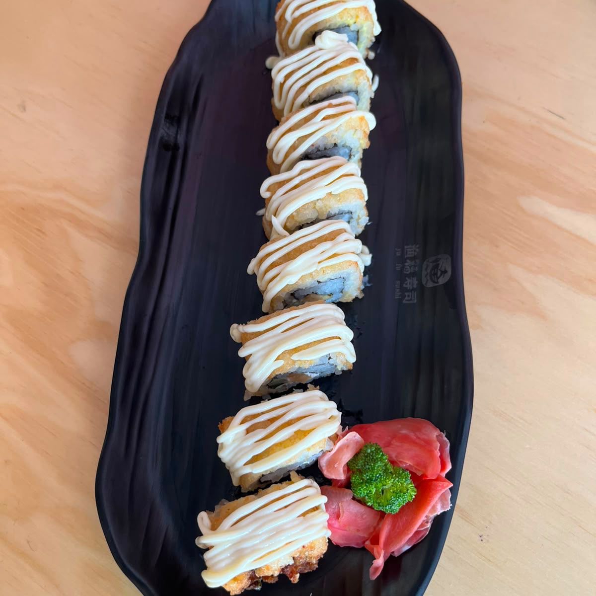Rollo de Sushi frito en tempura