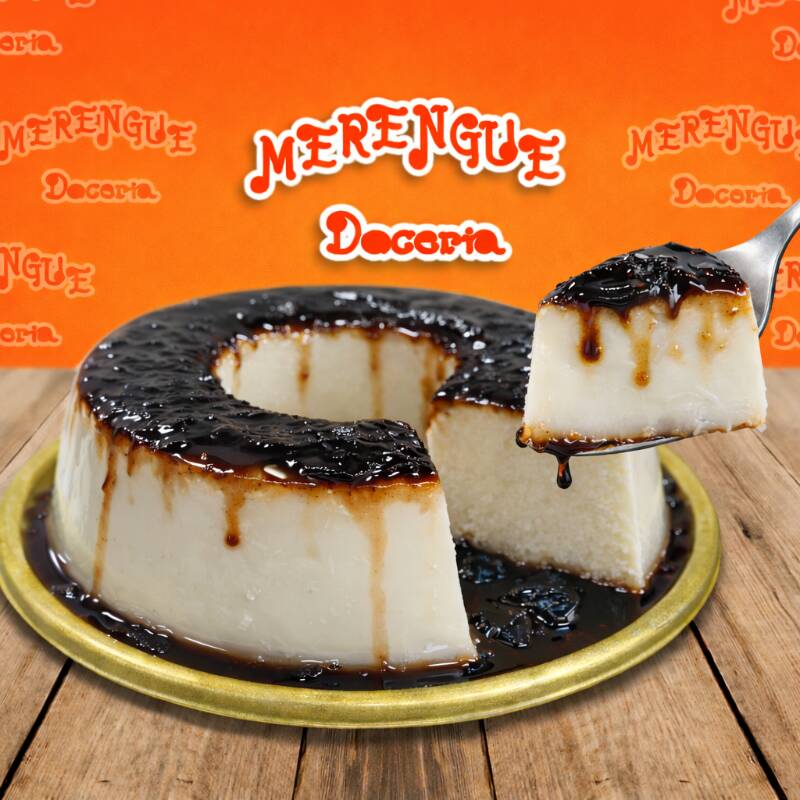 O delicado manjar de leite condensado brilha com sua superfície cremosa, com traços escuros e ricos da calda de ameixa que cobre suavemente seus contornos. Sua consistência aveludada é resultado da combinação perfeita de leite condensado e o leite de coco, que se fundem em uma textura irresistível. Cada garfada revela camadas delicadas e equilibradas, dançando em uma sinfonia de sabores que deliciam o paladar. Essa sobremesa é uma verdadeira obra-prima, capaz de transportar quem a prova para um momento de puro prazer e deleite.