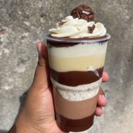 Uma verdadeira explosão de sabores em camadas irresistíveis! Esse copo reúne: Brigadeiro cremoso e intenso Mousse de chocolate aveludado Mousse de Ovomaltine com o toque crocante do cereal Ovomaltine triturado para dar ainda mais textura Brigadeiro de Ninho suave e delicado Mousse de Ninho leve e cremoso Finalização com um brigadeiro no topo, coroando essa sobremesa perfeita Cada colherada é uma experiência única, combinando cremosidade, crocância e o equilíbrio perfeito entre o doce e o intenso. Ideal para quem busca indulgência e prazer em cada detalhe.