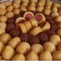 Coxinha, queijo, queijo com presunto, risole de carne, enroladinho de salsicha, kibe e carne seca.