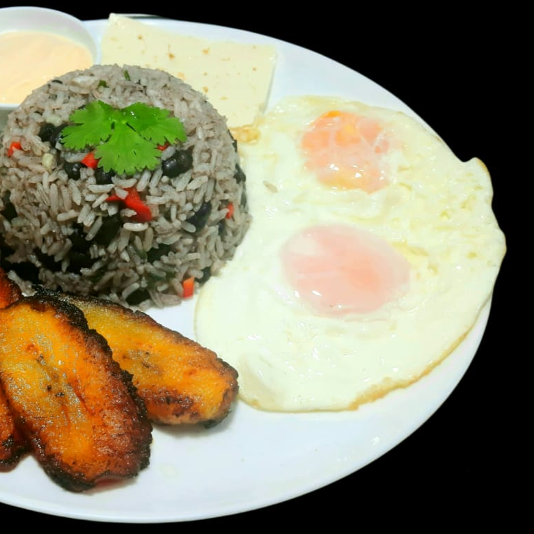 Gallo Pinto con un Acompañamiento a Escoger