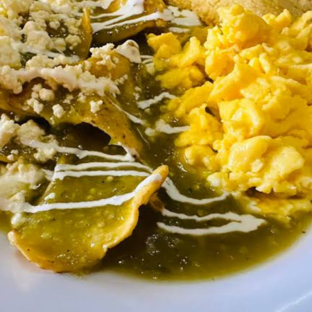 Chilaquiles verdes con huevo revuelto