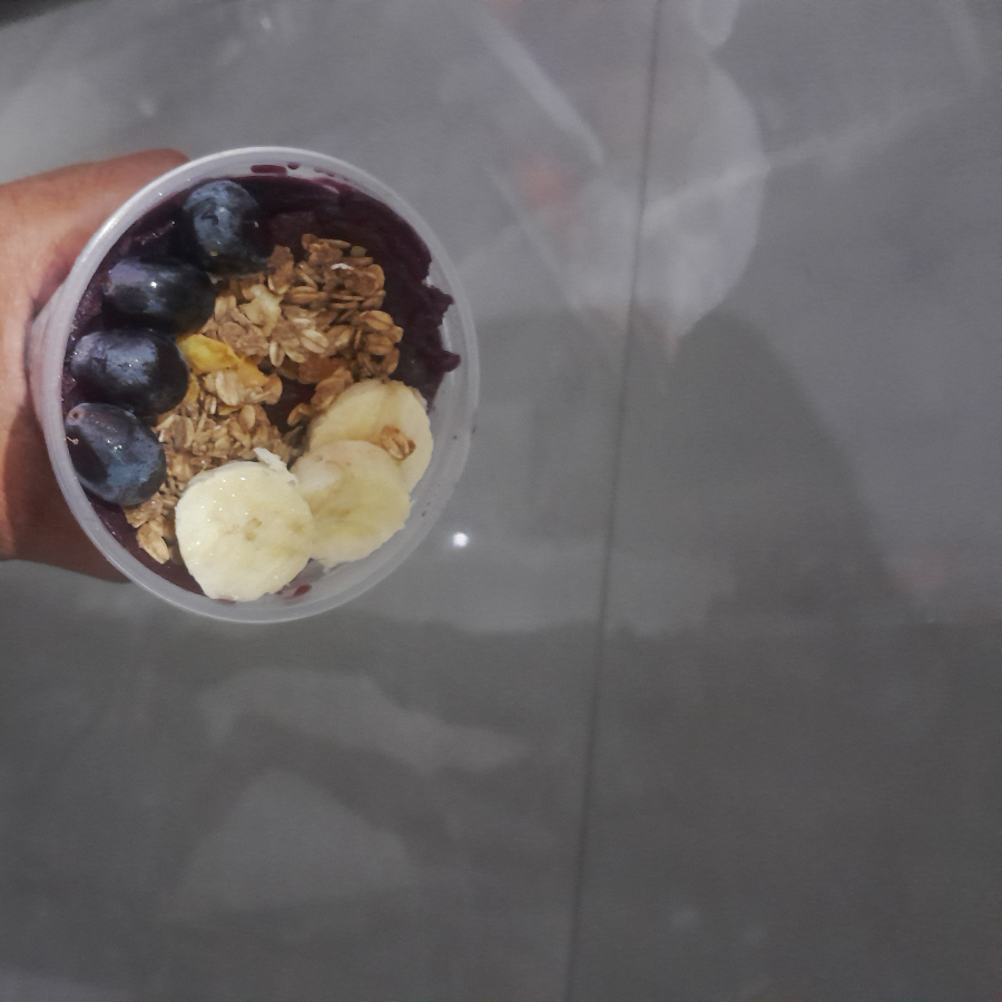 Açaí cremoso e bem gelado, servido em 2 copos de 400ml. Montado em camadas com paçoca (2x 30g), leite em pó (30g), banana e leite condensado. Preparado com cuidado para chegar na sua casa na textura certa: geladinho e cremoso, sem perder qualidade.