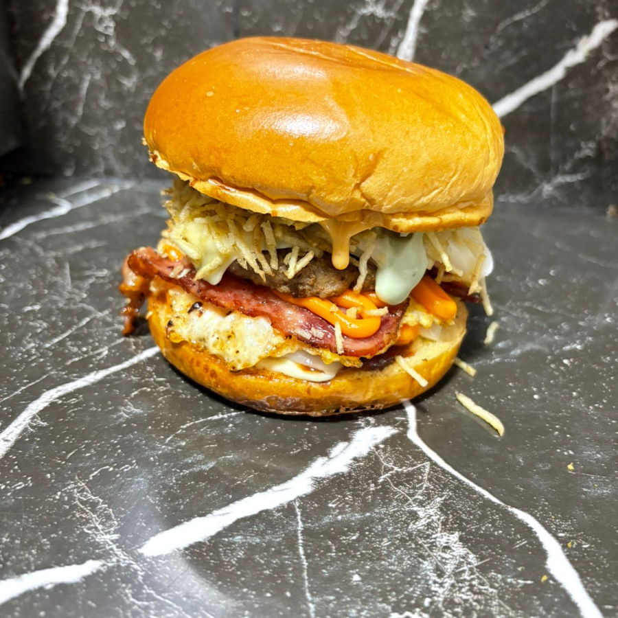 Pão brioche, hambúrguer artesanal de costela 180g, queijo, presunto, cheddar, catupiry, bacon e batata palha. Um lanche suculento, saboroso e muito bem recheado.
