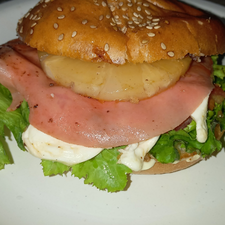 Hamburguesa Hawaina más Papas y Agua de Sabor