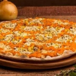 muçarela, molho de tomate, frango desfiado, bacon, ervilha, tomate e cheddar