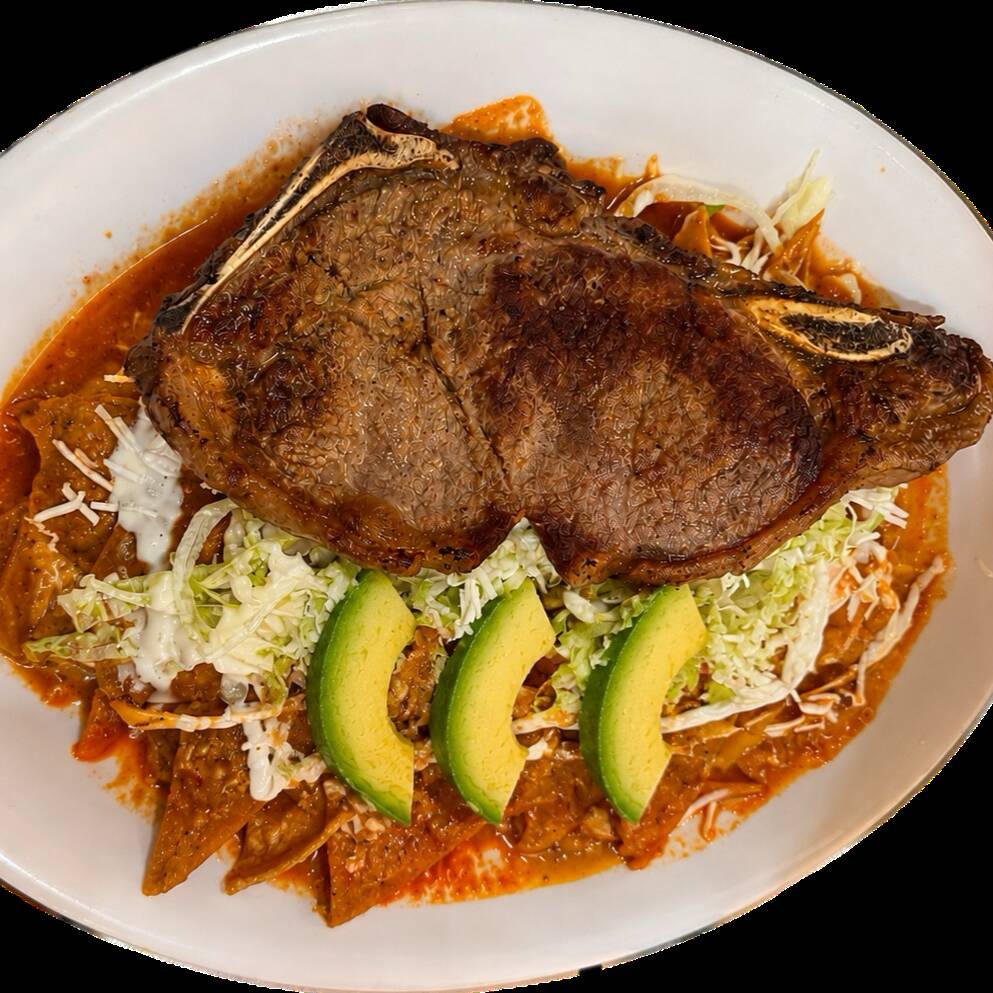 Chilaquiles Rojos con Costilla de Roast-beef