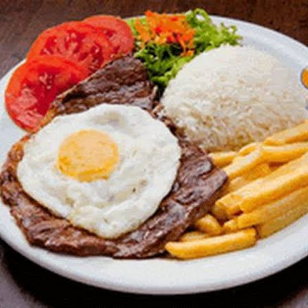 Filé mignon grelhado, macio e suculento, servido a cavalo com ovo frito. Acompanha arroz branco soltinho, feijão de caldo, batata frita crocante e salada fresca.
