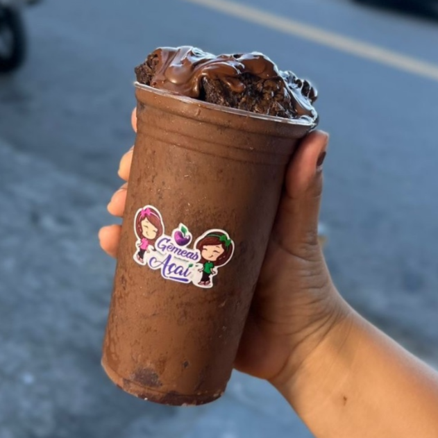 Uma deliciosa mistura de brownie artesanal com Nutella original, perfeita para quem aprecia um sabor intenso e aveludado. Ideal para adoçar seu dia e satisfazer sua vontade por açúcar. Experimente essa sobremesa irresistível!