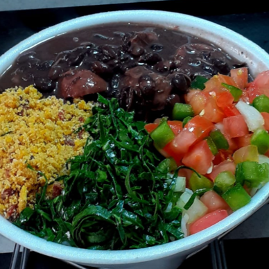 Tradicional feijoada preparada com bacon, calabresa e carne de porco muito sabor e tempero caseiro, acompanhada de arroz soltinho, farofa tradicional, laranja e couve refogada fresquinha. Um prato saboroso e equilibrado, perfeito para o Dia a Dia.