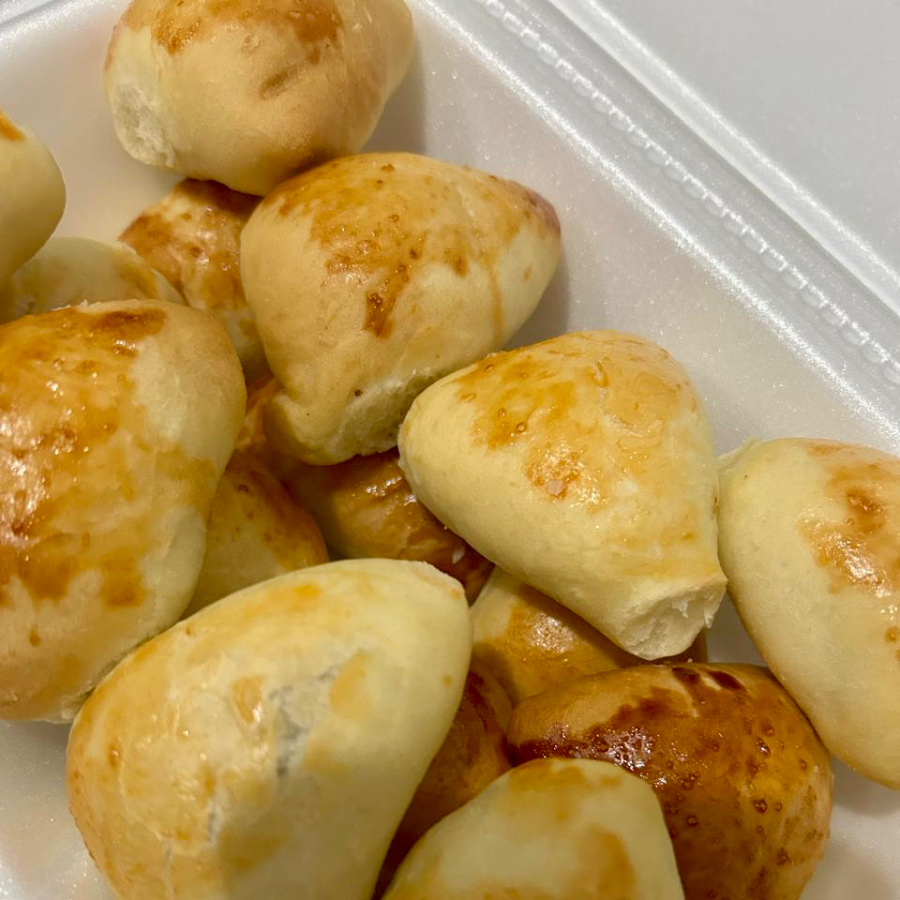 Deliciosa porção de 15 mini esfiha de calabresa , feita com ingredientes frescos e selecionados