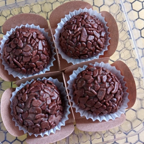 Brigadeiro tradicional com chocolate 50%.