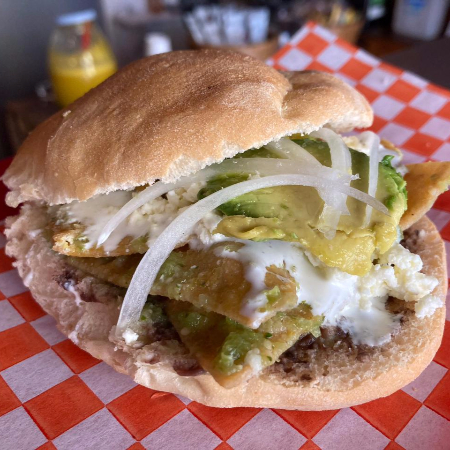 Tecolota (Torta Chilaquiles)