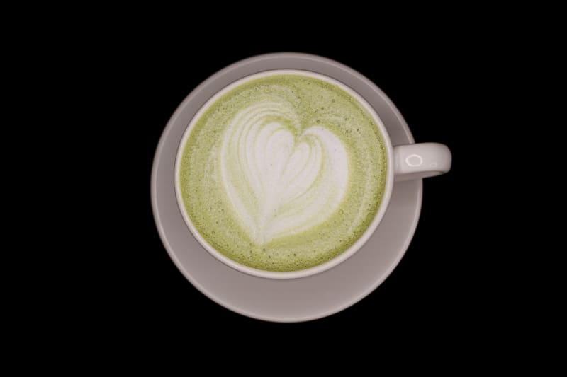 Matcha leche caliente.