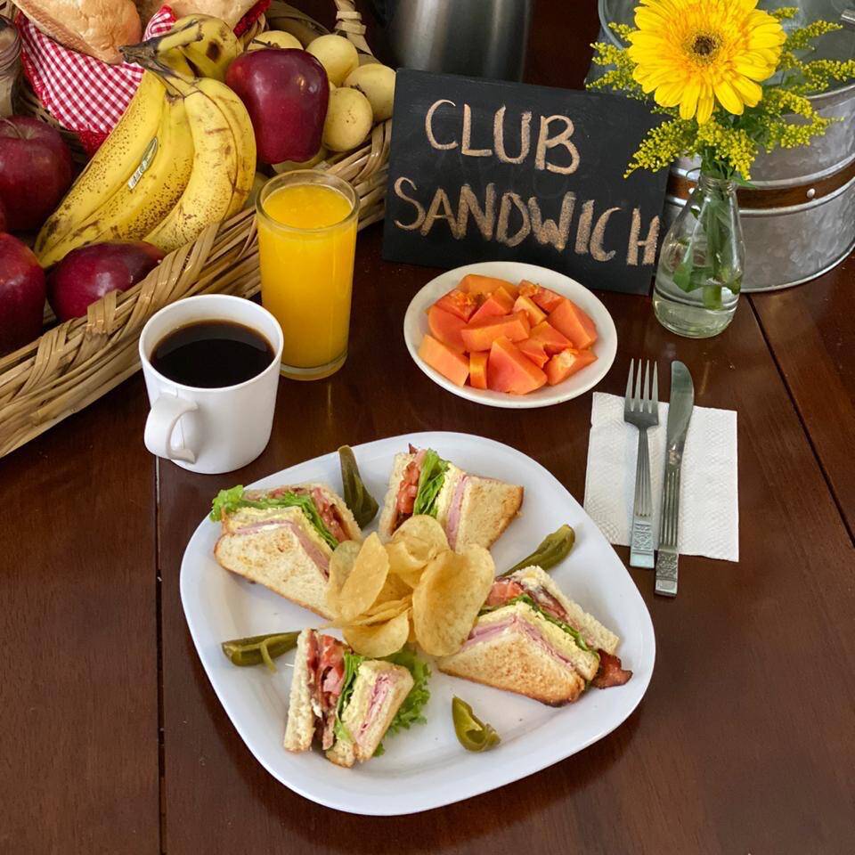 CLUB SANDWICH (INCLUYE NÉCTAR, FRUTA Y CAFÉ O TÉ)