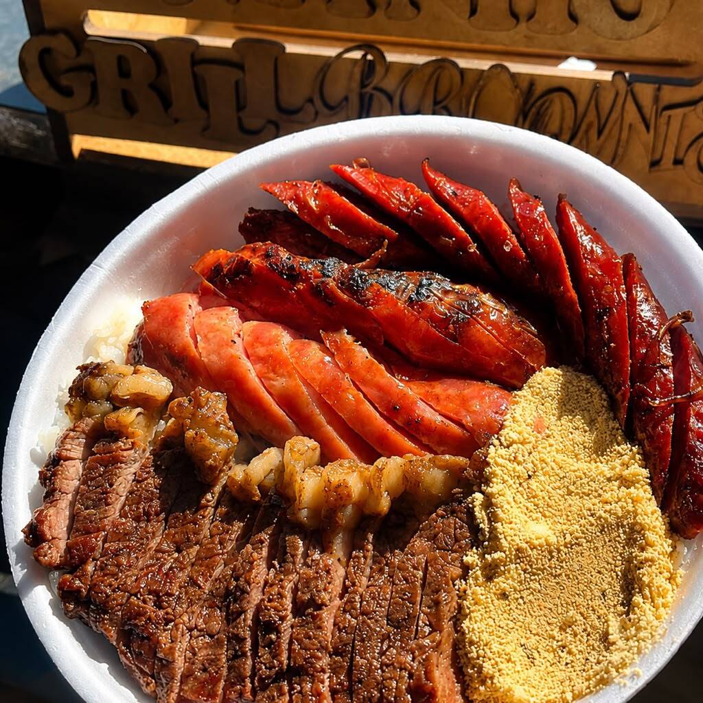 Arroz e Feijão fresquinho, Contra Filé, Linguiça deChurrasco, e Linguiça Apimentada assado na Brasa, Farofa e Vinagrete.