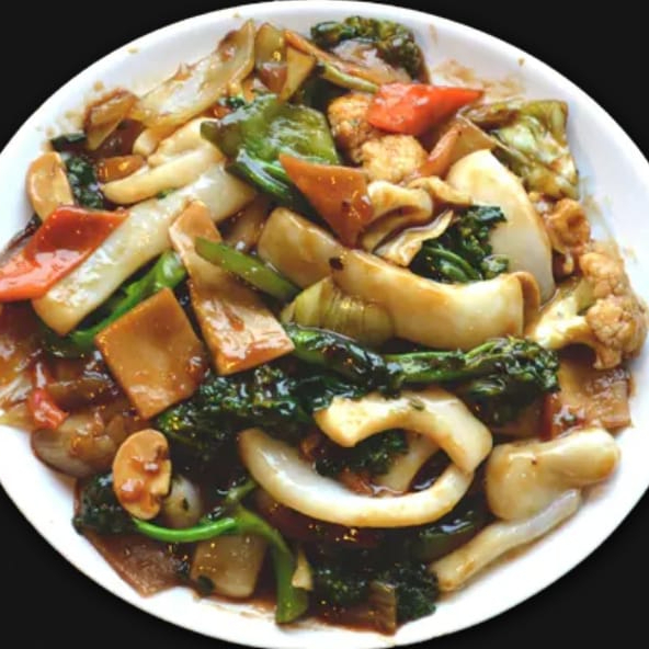 lula em anéis, com acelga, brócolis, repolho, cenoura, cenoura, couve-flor, cebola, pimentão, temperado com molho shoyo