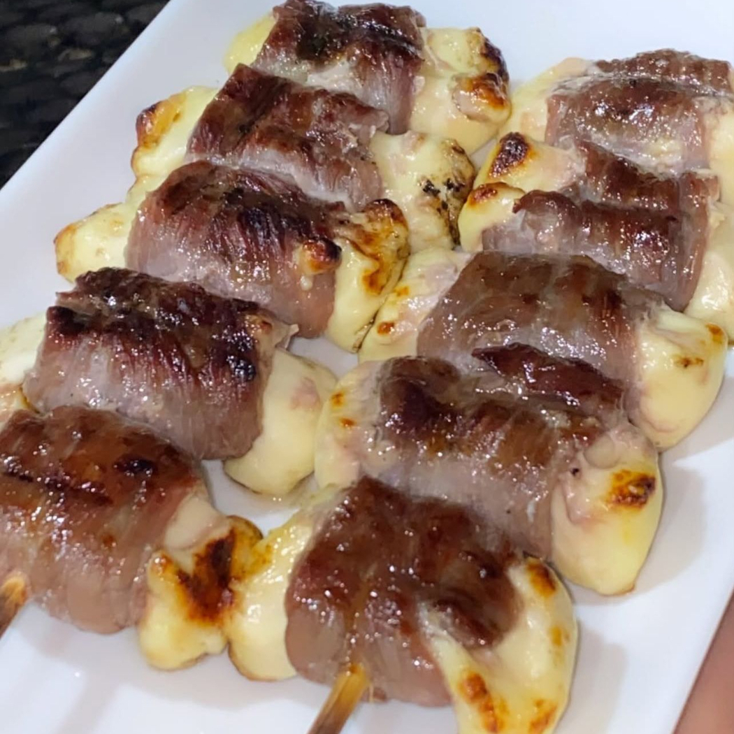 1 espeto premium + 1 Refrigerante em lata