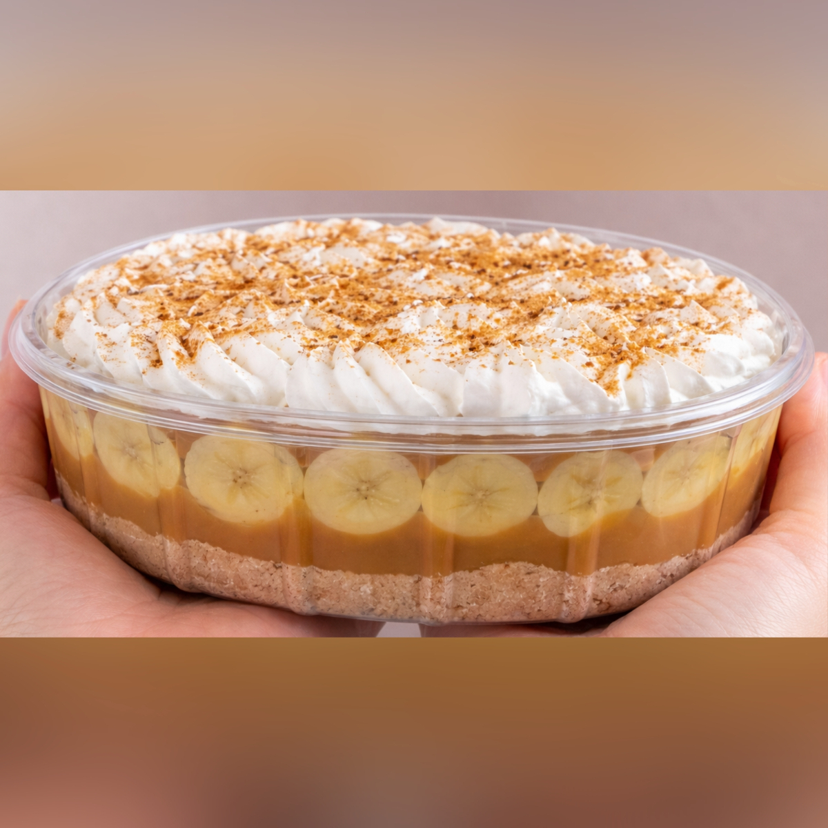 Farofa de biscoito maisena, bananas cortadas em rodelas,doce de leite e chantilly por cima polvilhado canela