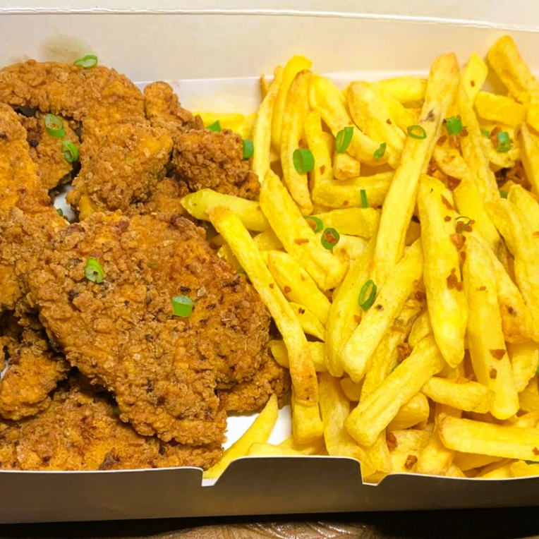 Frango frito suculento, empanado na panko com temperos especiais, batata frita crocante, muçarela derretida, farofa de bacon e alho frito. Um sabor marcante, com aproximadamente 600g de puro prazer gastronômico — serve até 2 pessoas