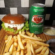 1 Favella Simples, uma porção de batata crocante e 1 refrigerante para completar a refeição. O combo perfeito para quem busca simplicidade com muito sabor! {Pão macio, carne artesanal de 100g, e maionese de bacon, }