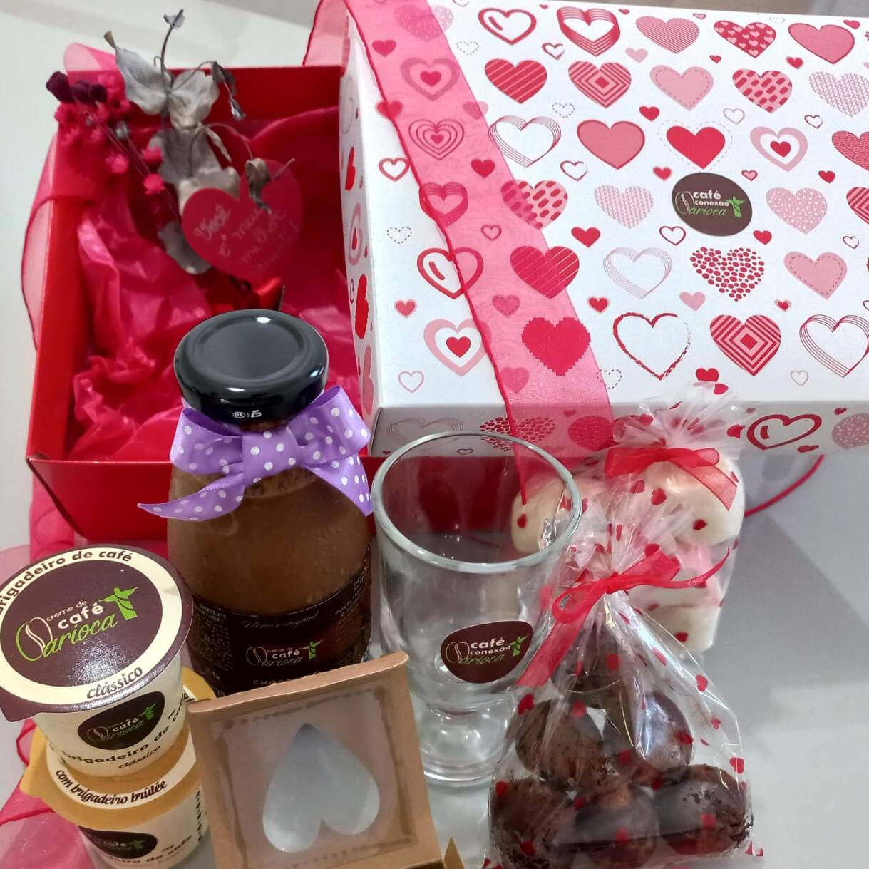 Presente a pronta entrega com várias delícias para quem é apaixonado por chocolate, e café! O kit inclui: • Chocolatinhos em forma de coração • Trufas rústicas de puro chocolate meio amargo • Marshmellows • 2 brigadeiros de café • Chocoffee Garrafa 300ml • Caneca • Papel seda • Flores secas • Caixa em formato de diamante " Você é o Meu Maior Presente" • Finalização com laço e recado especial do cliente.