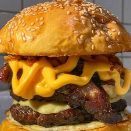 Pão Brioche, 2 Blends De Carne 150g, 2 Queijos, Ovo, Cheddar Cremoso, Bacon, Crispy De Cebola e molho da casa
