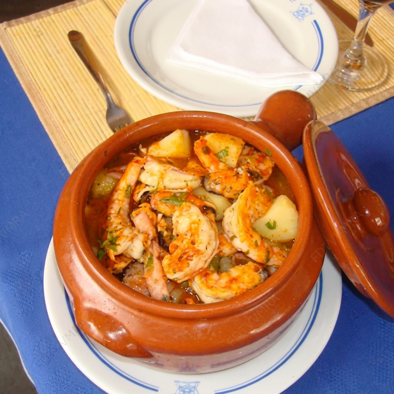 Delicioso ensopado de peixe e frutos do mar, no molho de tomate especialmente elaborado com creme de leite, lula, marisco, camarão sete barbas, vôngole, peixe, camarões médios e batatas. Acompanha arroz.