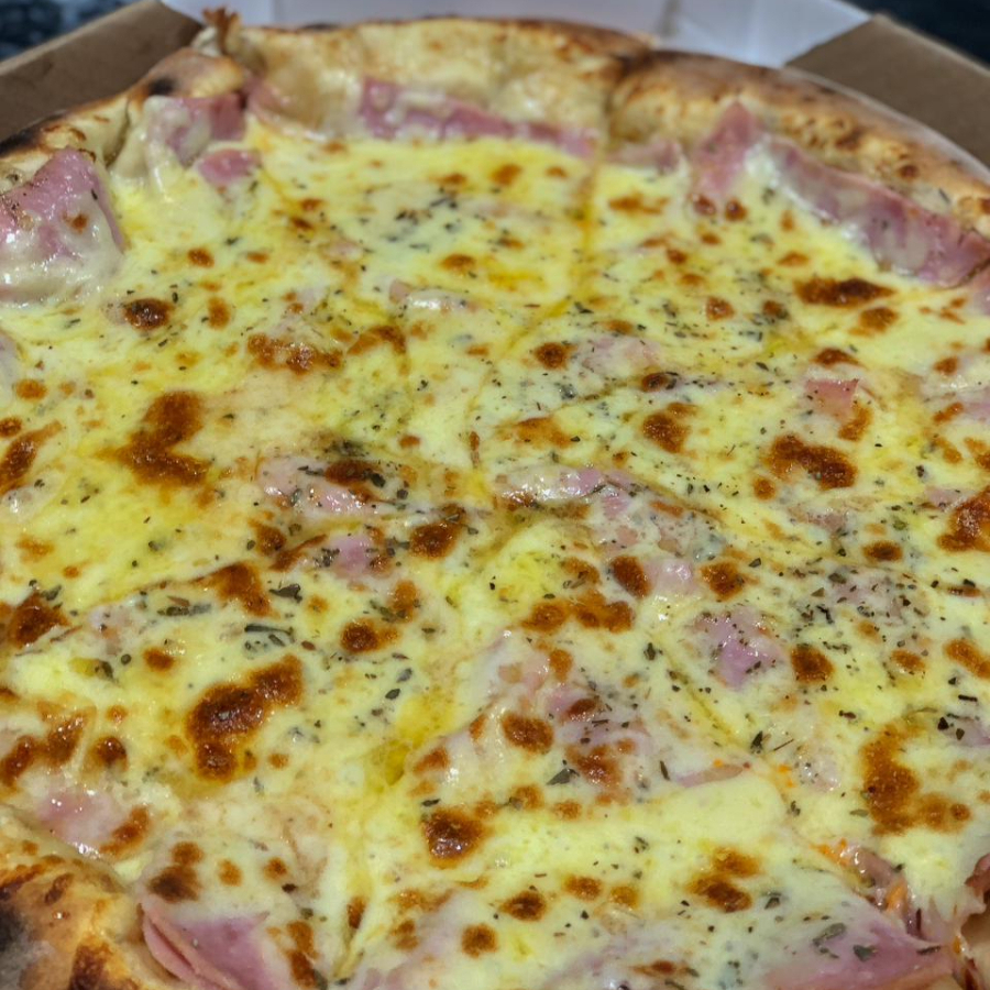 Mussarela, presunto e orégano.