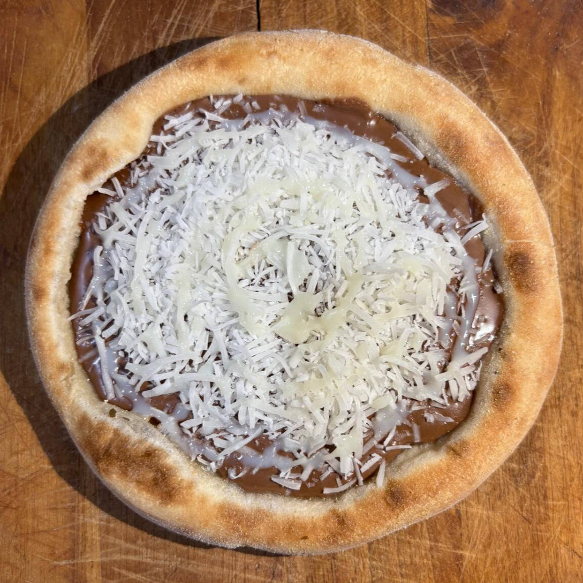 Esfiha Prestígio, com sabor de infância, feita com cobertura de Chocolate e Coco ralado, uma delícia!