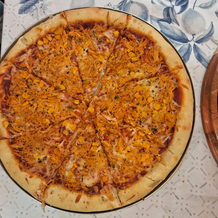 massa fina, mussarela, franfo desfiado, molho tomate, milho e oregano