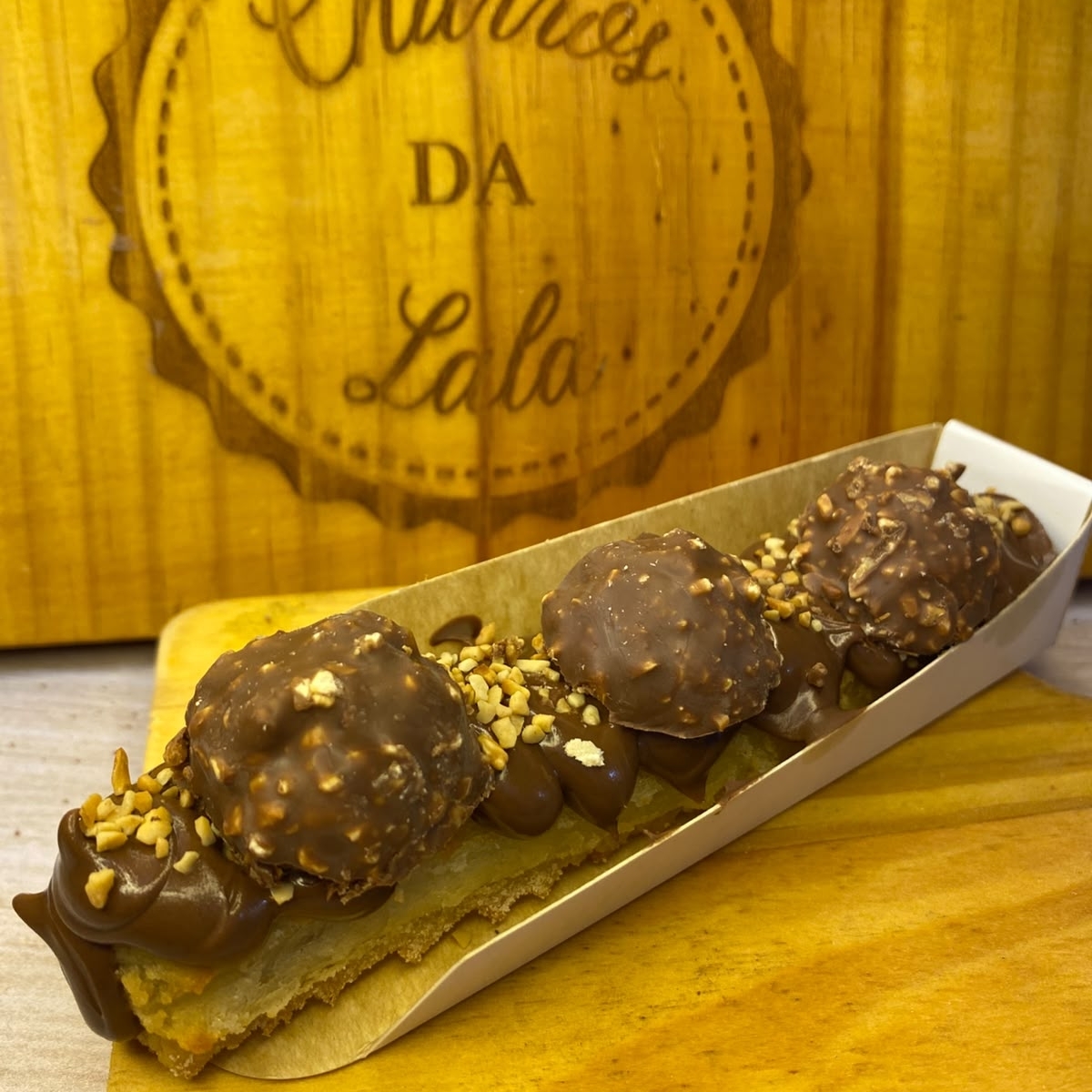 massa fresca, artesanal, feita todos os dias, bem fritinho e crocante, envolvido em açúcar e canela, com um delicioso recheio de nutella dentro e fora, finalizado com castanha e bombons ferrero rocher.