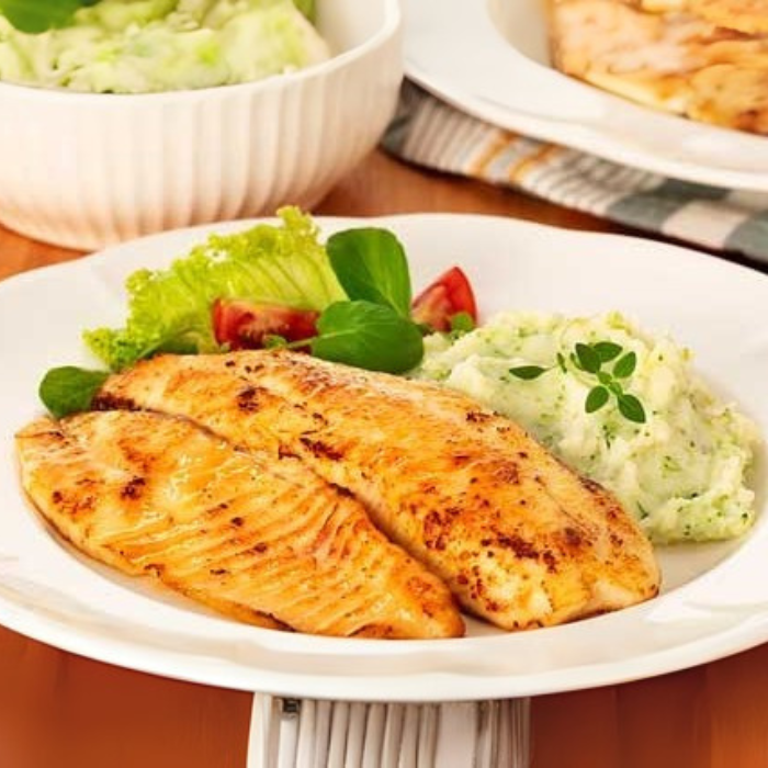 Acompanhamento: Arroz branco soltinho, Feijão carioca bem temperado, Filé de Tilápia macio e levemente crocante, Farofa da casa deliciosa e crocante, e Salada do dia fresquinha. Uma refeição leve, saborosa e completa, ideal para servir uma pessoa com qualidade e frescor. Perguntar ao ChatGPT