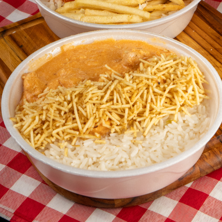Strogonoff de frango, arroz, (escolha: fritas, purê ou batata palha)