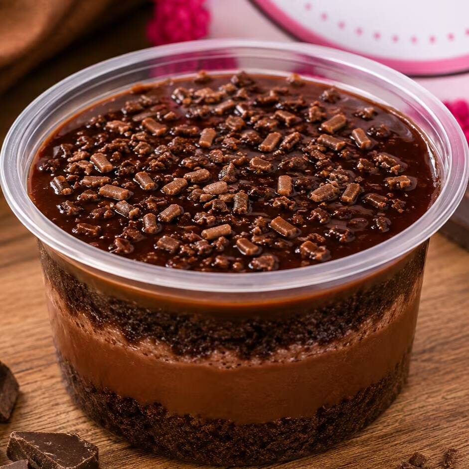 Duas camadas de bolo fofinho e bem molhadinho, recheadas com um delicioso creme de chocolate e finalizadas com uma irresistível ganache de chocolate. Uma sobremesa intensa, cremosa e perfeita para os apaixonados por chocolate.