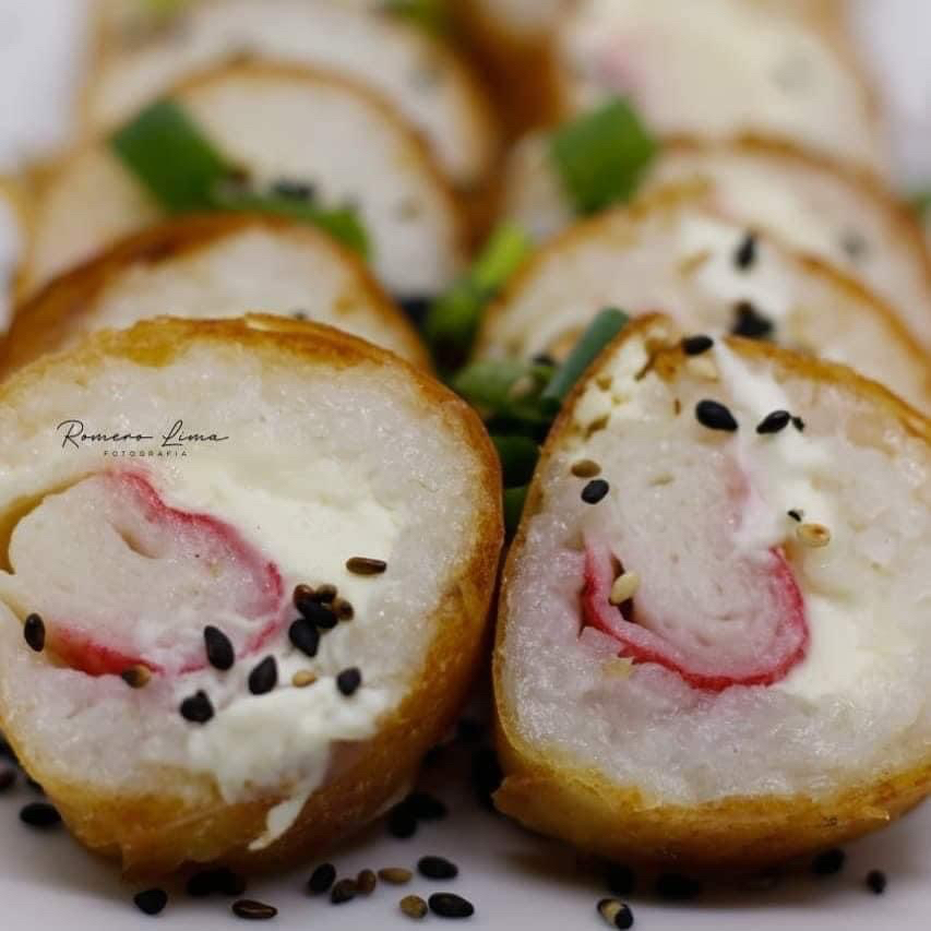 Shari (arroz japônes) enrolado no massa haromaki, com recheio de creme cheese e sabor de sua preferência, frito.
12 unidades