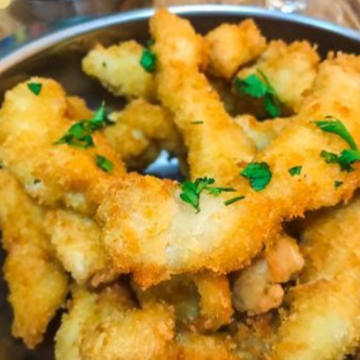 Maravilhosas iscas de frango empanadas, com batata  frita, arroz e feijão para acompanhar.