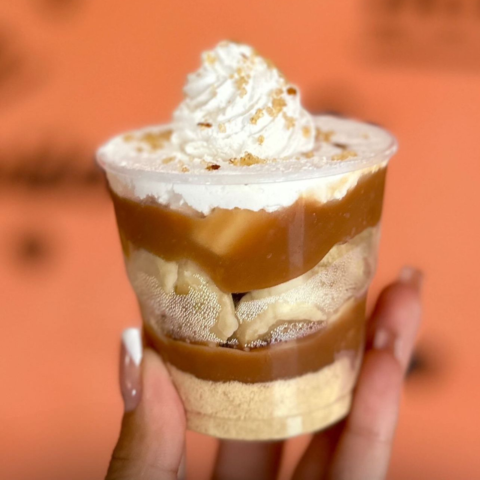 Delicie-se com uma explosão de sabores: biscoito crocante, doce de leite cremoso, bananas frescas, chantilly leve, polvilhado com canela. Uma experiência suave e irresistível. 150ml