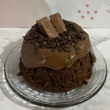 Combinação perfeita entre o bolo mais fofinho do mundo e chocolate (Serve até duas pessoas).