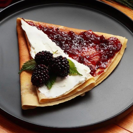 Crepa mermelada de zarzamora con philadelphia