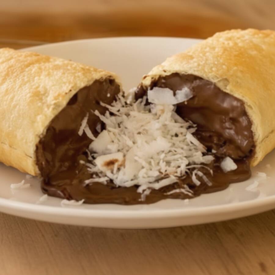 A decliciosa combinação do chocolate ao leite com coco ralado.
Massa crocante e sequinha, Pastel de 20x6cm, recheado de ponta a ponta, preparado e frito na hora.
*imagem ilustrativa