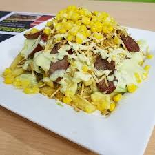 salchipapa suiza con maiz