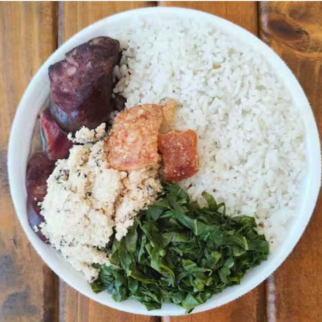 Feijoada,arroz ,couve , torresmo farofa