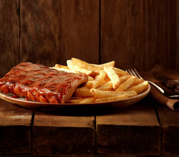 Essa versão traz meia costela suína grelhada em chama aberta e temperada com blend de especiarias.