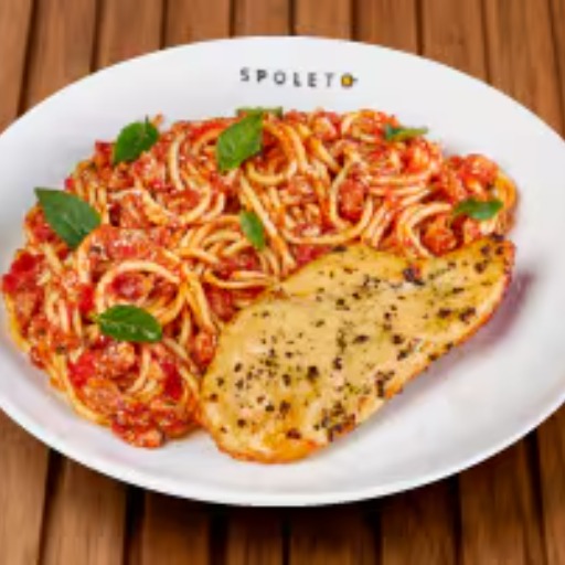 Nosso filé de frango temperado com vinho branco e ervas finas acompanhado de spaghetti ao molho pomodoro (feito com tomates) com bacon em cubos, ricota e manjericão.